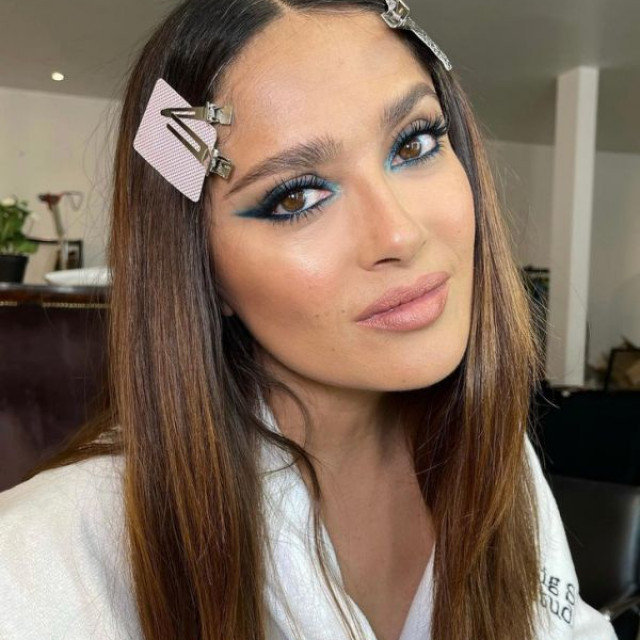 Salma Hayek showed bright makeup for brown-eyed girls 