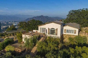 Eva Longoria sells a luxurious mansion