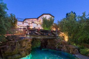 Eva Longoria sells a luxurious mansion