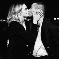 Naked supermodel Cara Delevingne passionately kissed a guy in Paris