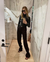 Rosie Huntington-Whitely shared a trendy bow