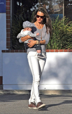 Alessandra Ambrosio pic #555612