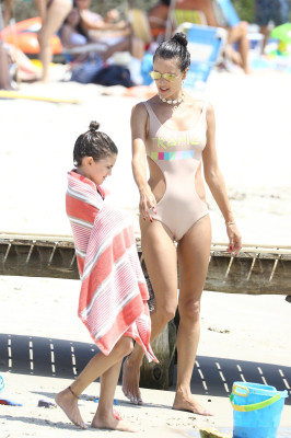 Alessandra Ambrosio pic #999040