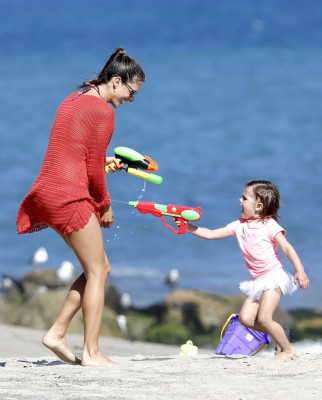 Alessandra Ambrosio pic #508159