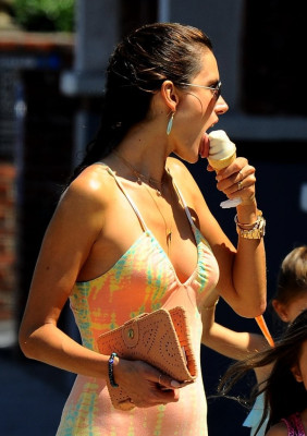 Alessandra Ambrosio pic #752860