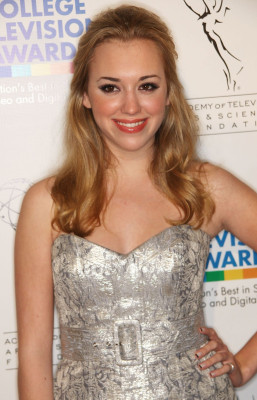 Andrea Bowen pic #233381