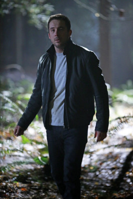 Barry Sloane  pic #856713