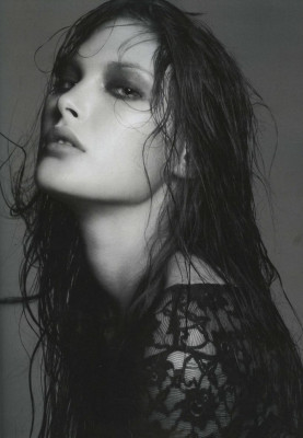 Catherine McNeil pic #103820