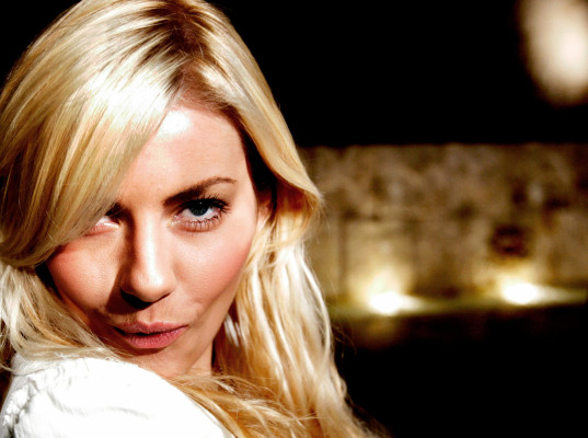 Elisha Cuthbert pic #60035