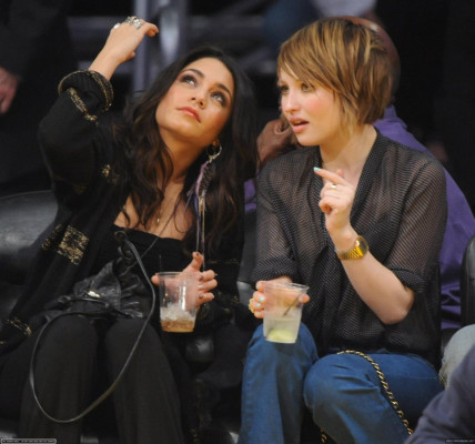 Emily Browning pic #679102