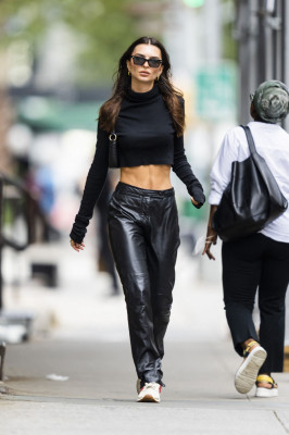 photo 18 in Emily Ratajkowski gallery [id1272625] 2021-10-08 00:00:00
