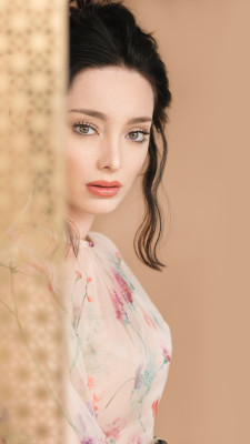 Emma Dumont pic #1291071