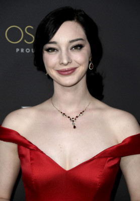 Emma Dumont pic #1109251