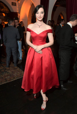 Emma Dumont pic #1109477