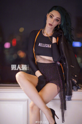 Emma Dumont pic #1102961