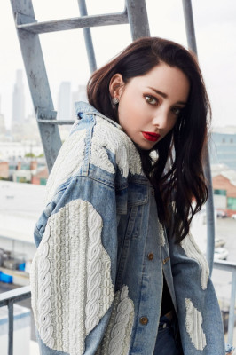 Emma Dumont pic #1190147