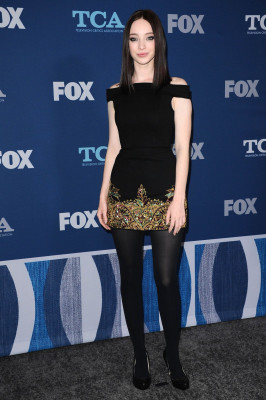 Emma Dumont pic #1092489