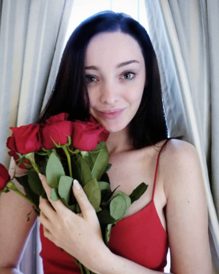 Emma Dumont pic #1091800
