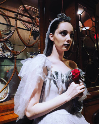 Emma Dumont pic #1091803