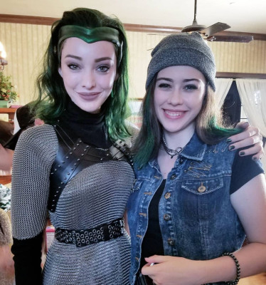 Emma Dumont pic #1091805