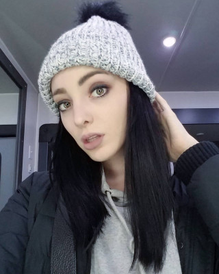 Emma Dumont pic #1091818