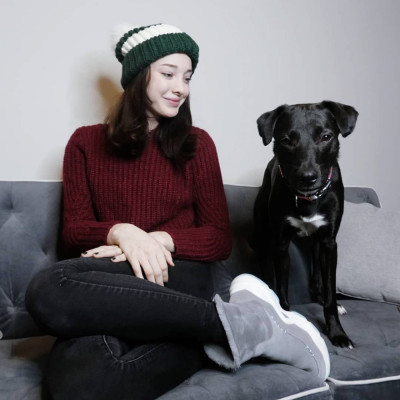 Emma Dumont pic #1091819