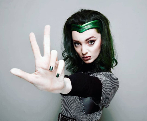 Emma Dumont pic #1091820