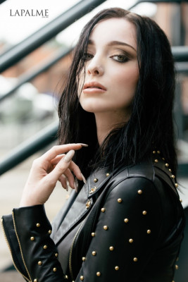 Emma Dumont pic #1184685