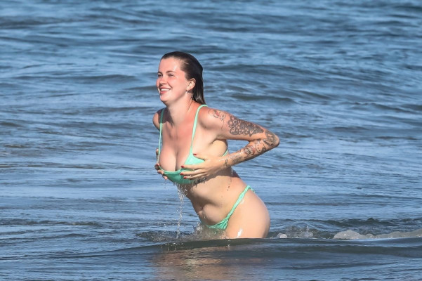 photo 21 in Ireland Baldwin gallery [id1222326] 2020-07-17 00:00:00