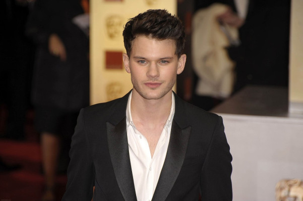 Jeremy Irvine pic #717750