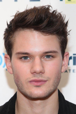 Jeremy Irvine pic #706932