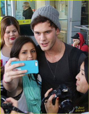 Jeremy Irvine pic #714325