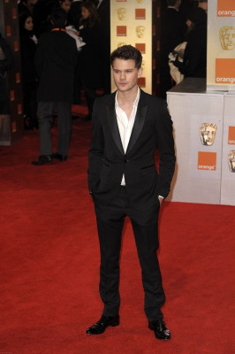 Jeremy Irvine pic #717746