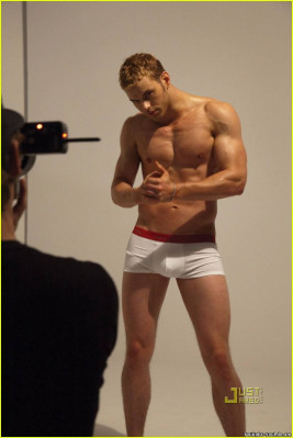 Kellan Lutz pic #283437