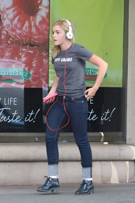 photo 8 in Kiernan Shipka gallery [id1286942] 2021-12-16 00:00:00