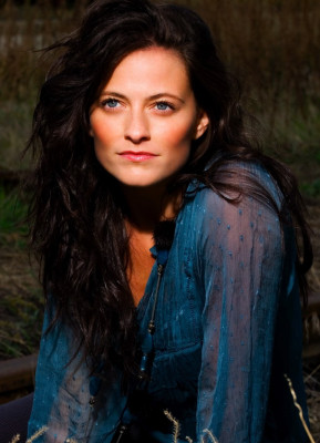 Lara Pulver pic #441025