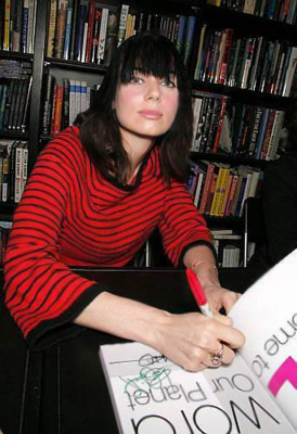 Mia Kirshner pic #55625
