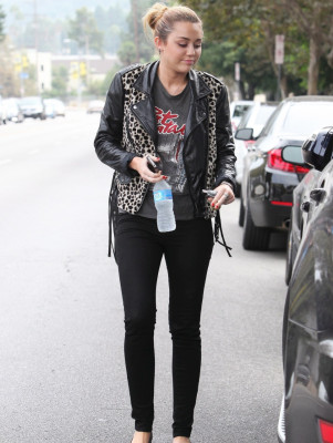 photo 20 in Miley Cyrus gallery [id408658] 2011-10-03 00:00:00