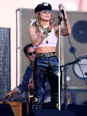 Miley Cyrus pic #1209954