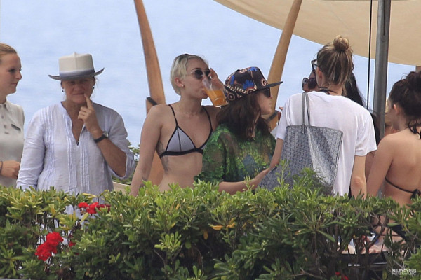 Miley Cyrus pic #711673