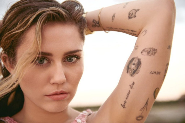 Miley Cyrus pic #1109316