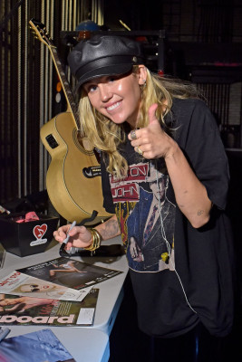 Miley Cyrus pic #1002429