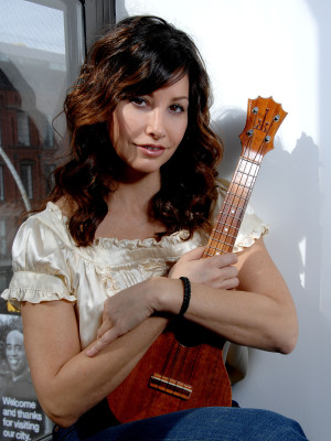 Gina Gershon pic #629846