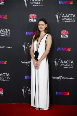 Phoebe Tonkin pic #1286067