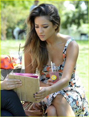 Shay Mitchell pic #665837