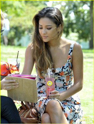 Shay Mitchell pic #665843