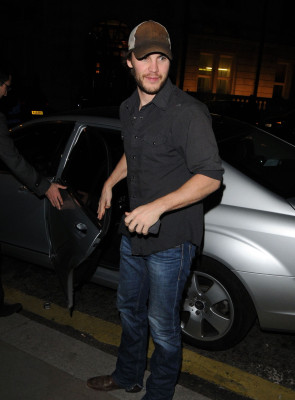 photo 27 in Taylor Kitsch gallery [id538613] 2012-10-01 00:00:00