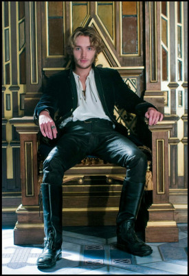 Toby Regbo  pic #706463