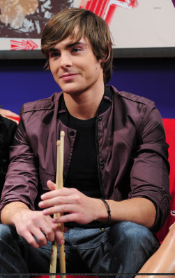 Zac Efron pic #134478