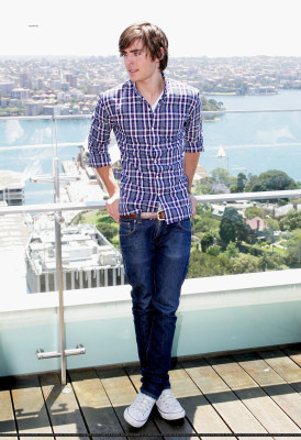 Zac Efron pic #134120